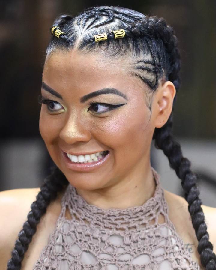 Cornrows com acessórios dourados
