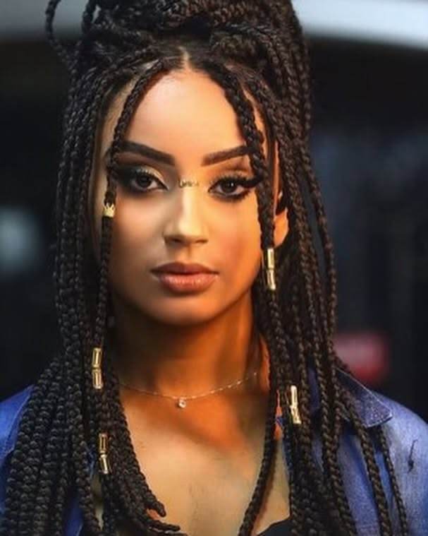Box braids com contas douradas