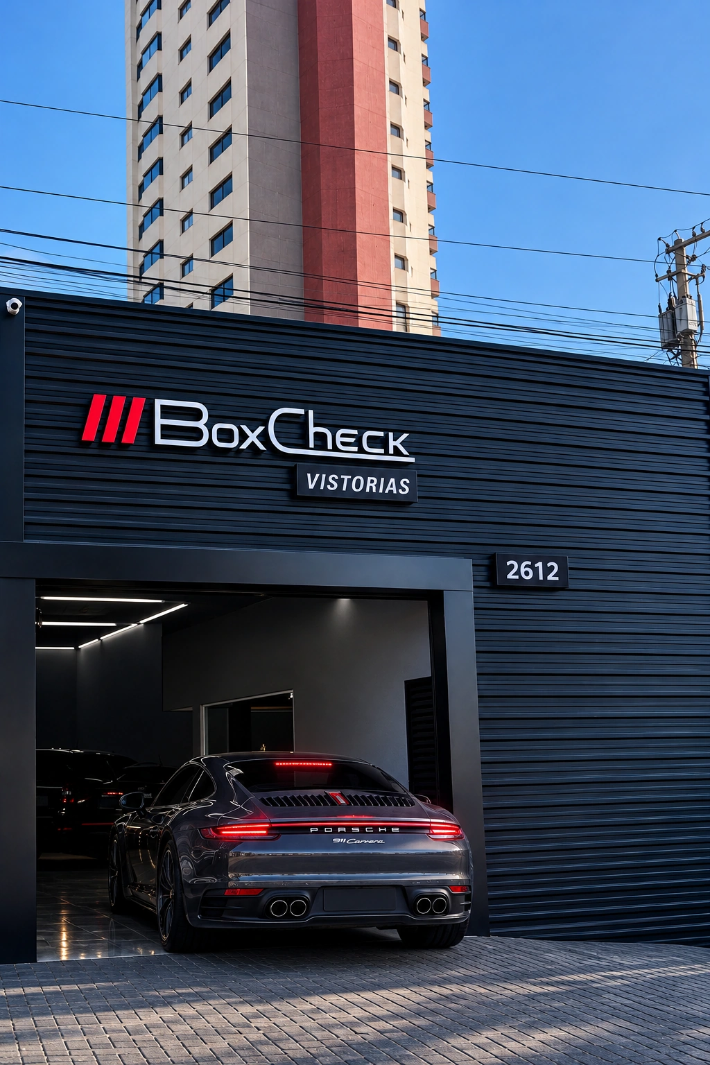 Imagem ilustrativa da fachada BoxCheck Vistorias com um Porsche 911 na entrada