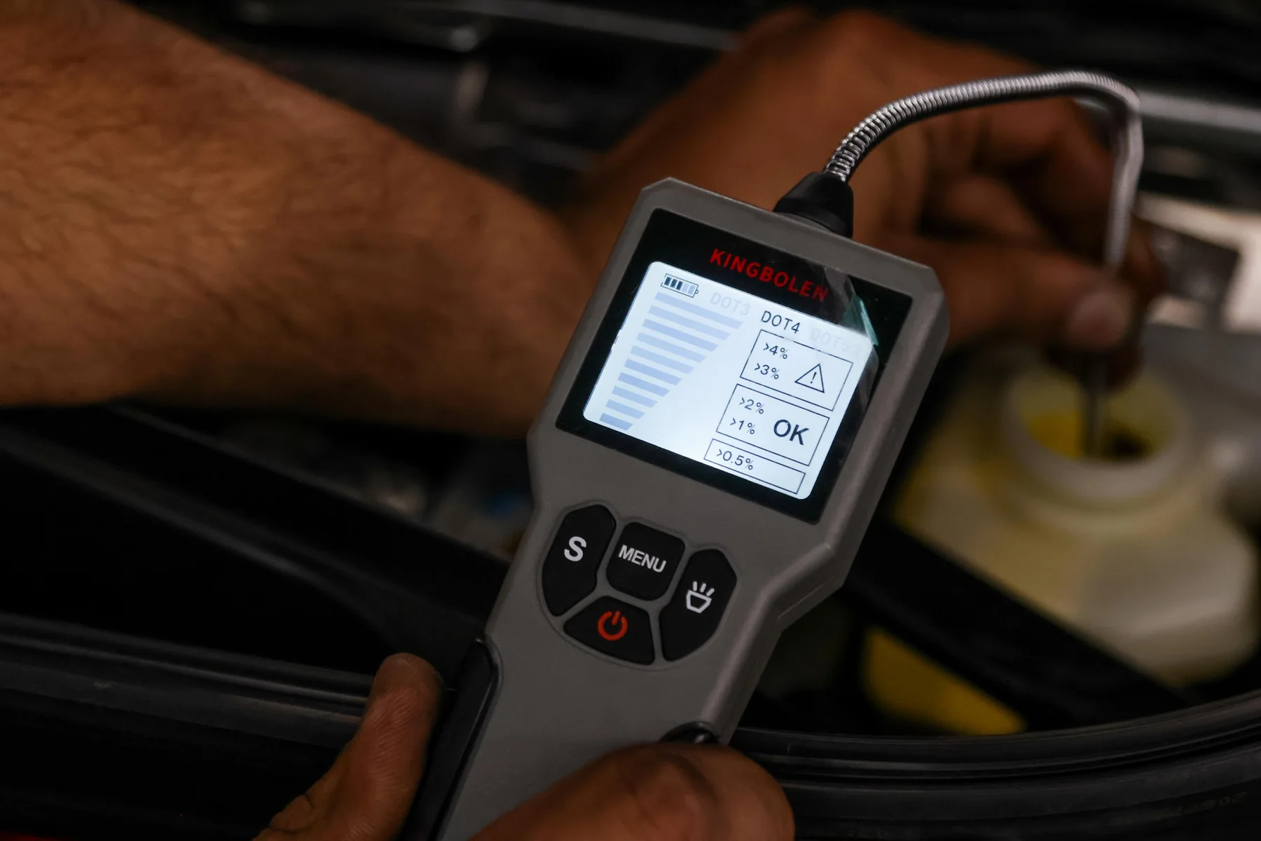 Equipamento de diagnóstico utilizado durante uma avaliação veicular na BoxCheck